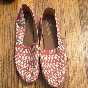 TOMS Coral and White Geometric Slip-Ons